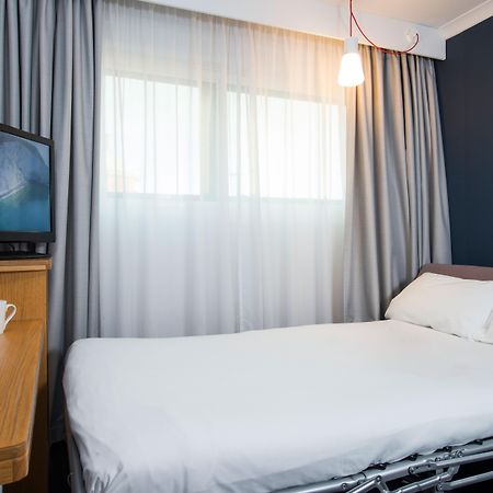 Holiday Inn Express Swansea East By Ihg Exterior foto