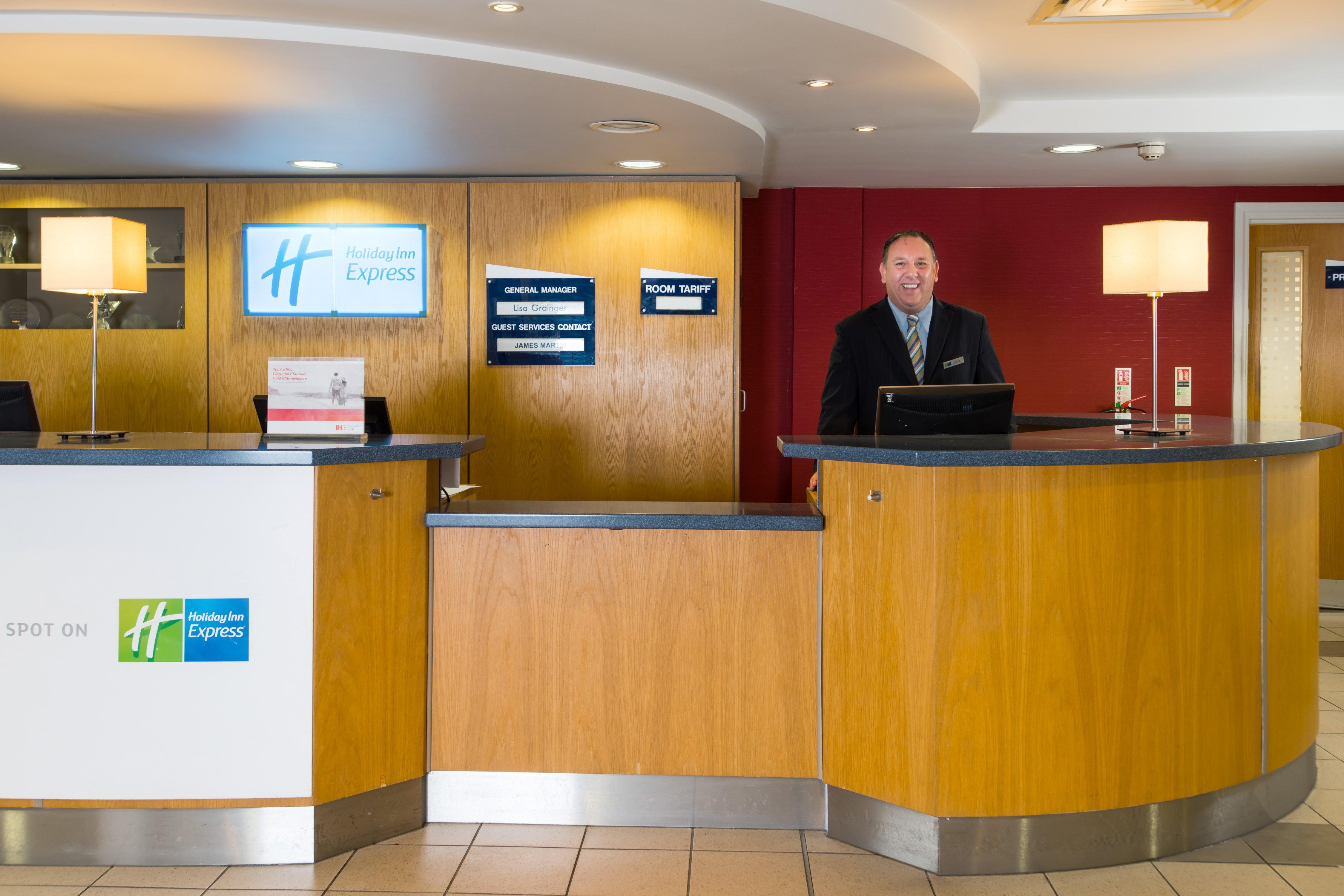 Holiday Inn Express Swansea East By Ihg Exterior foto