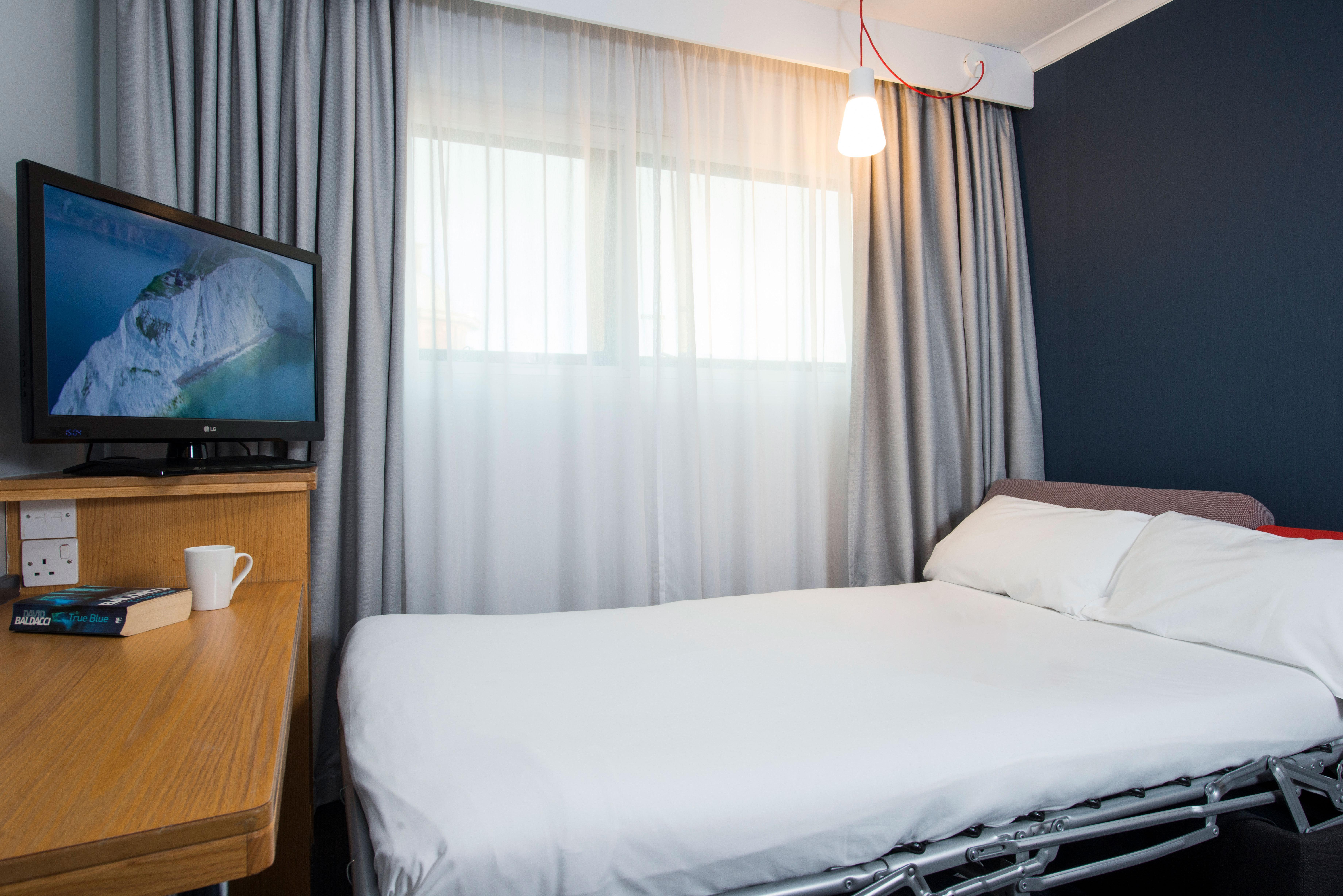 Holiday Inn Express Swansea East By Ihg Exterior foto