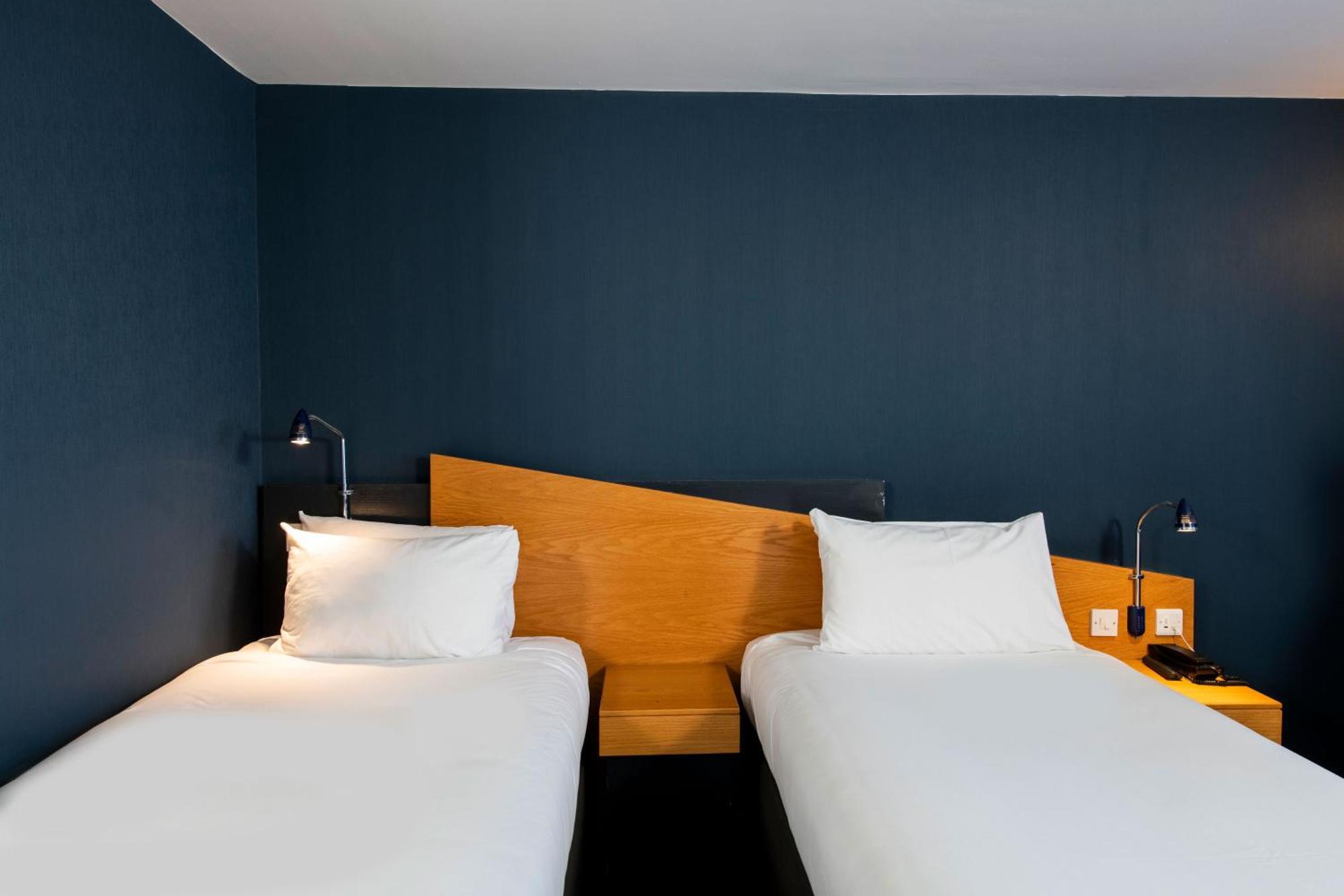 Holiday Inn Express Swansea East By Ihg Exterior foto
