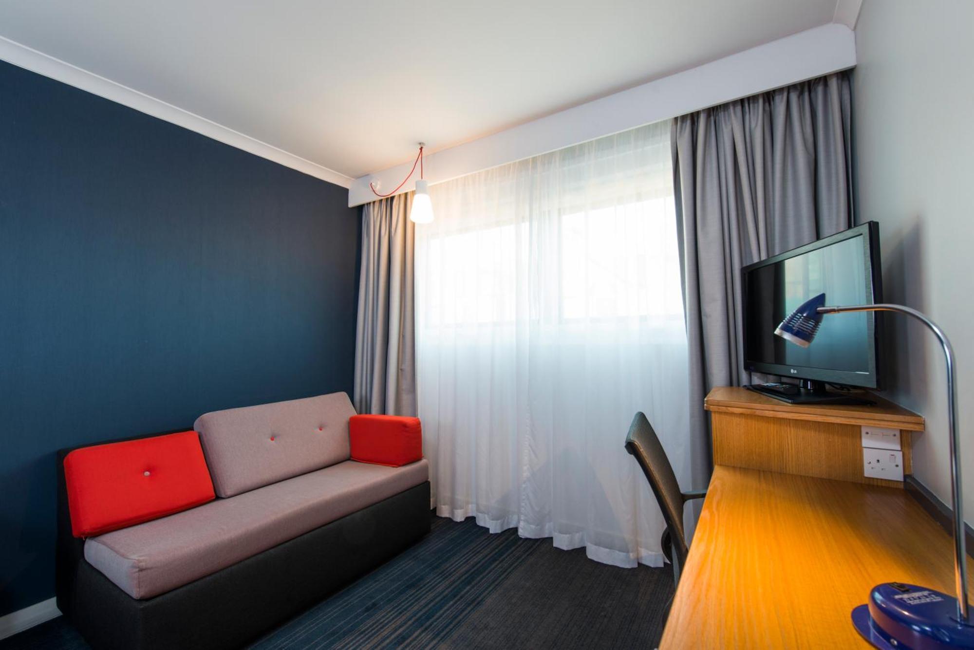 Holiday Inn Express Swansea East By Ihg Exterior foto