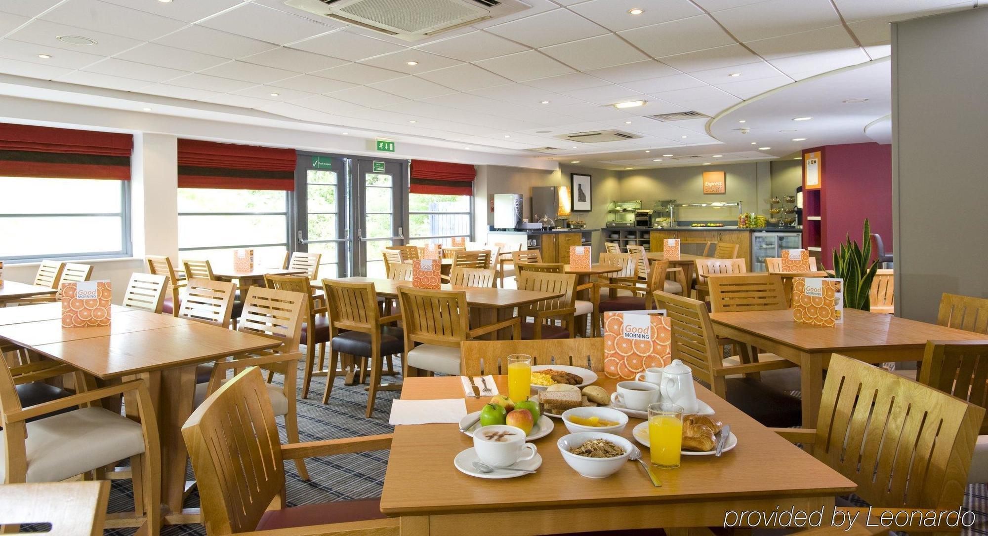 Holiday Inn Express Swansea East By Ihg Exterior foto