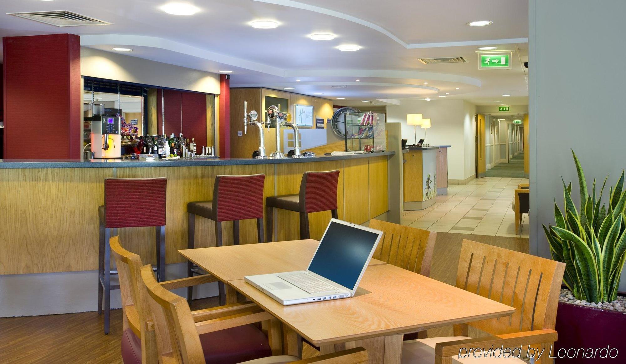 Holiday Inn Express Swansea East By Ihg Exterior foto