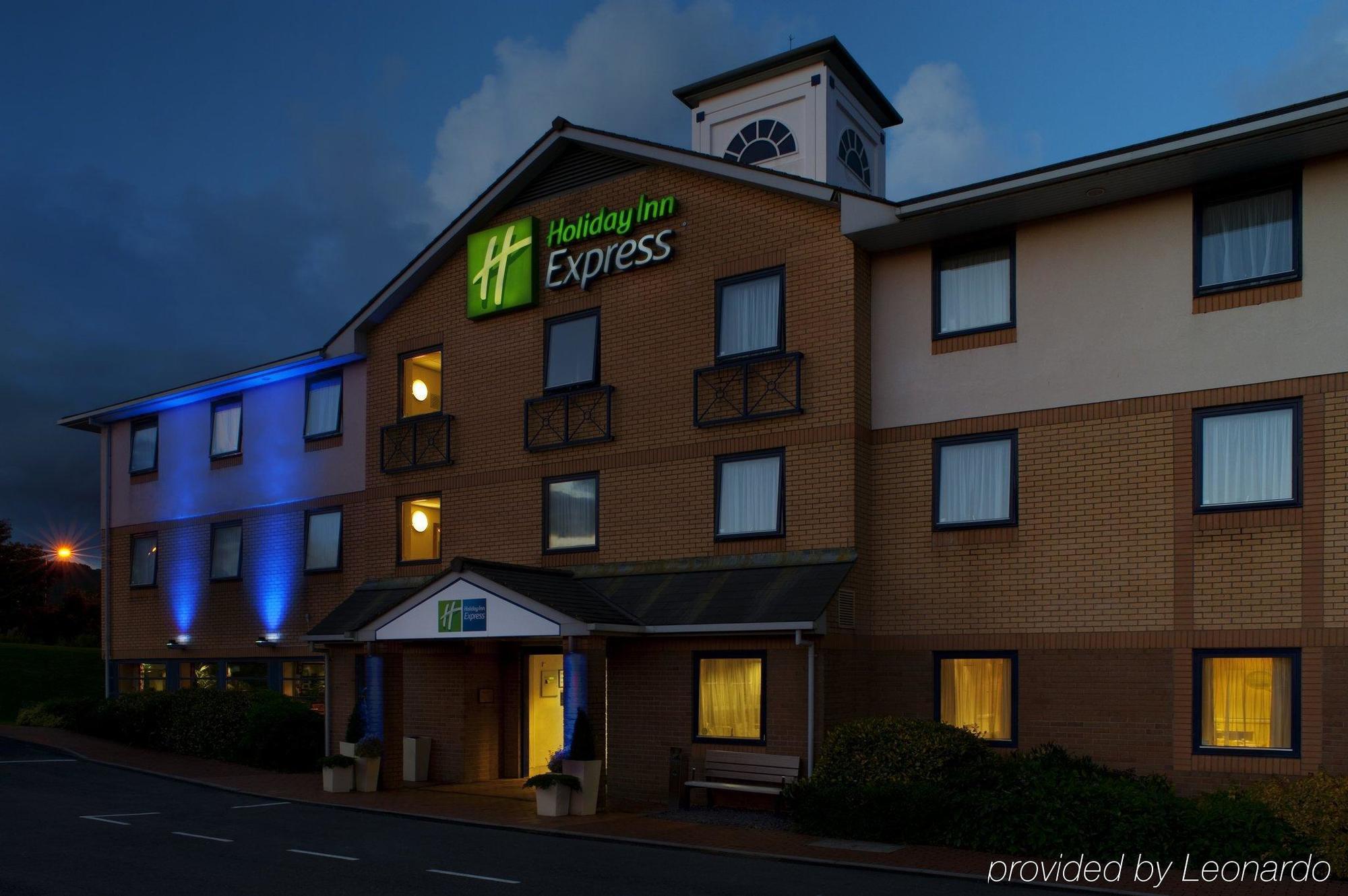 Holiday Inn Express Swansea East By Ihg Exterior foto