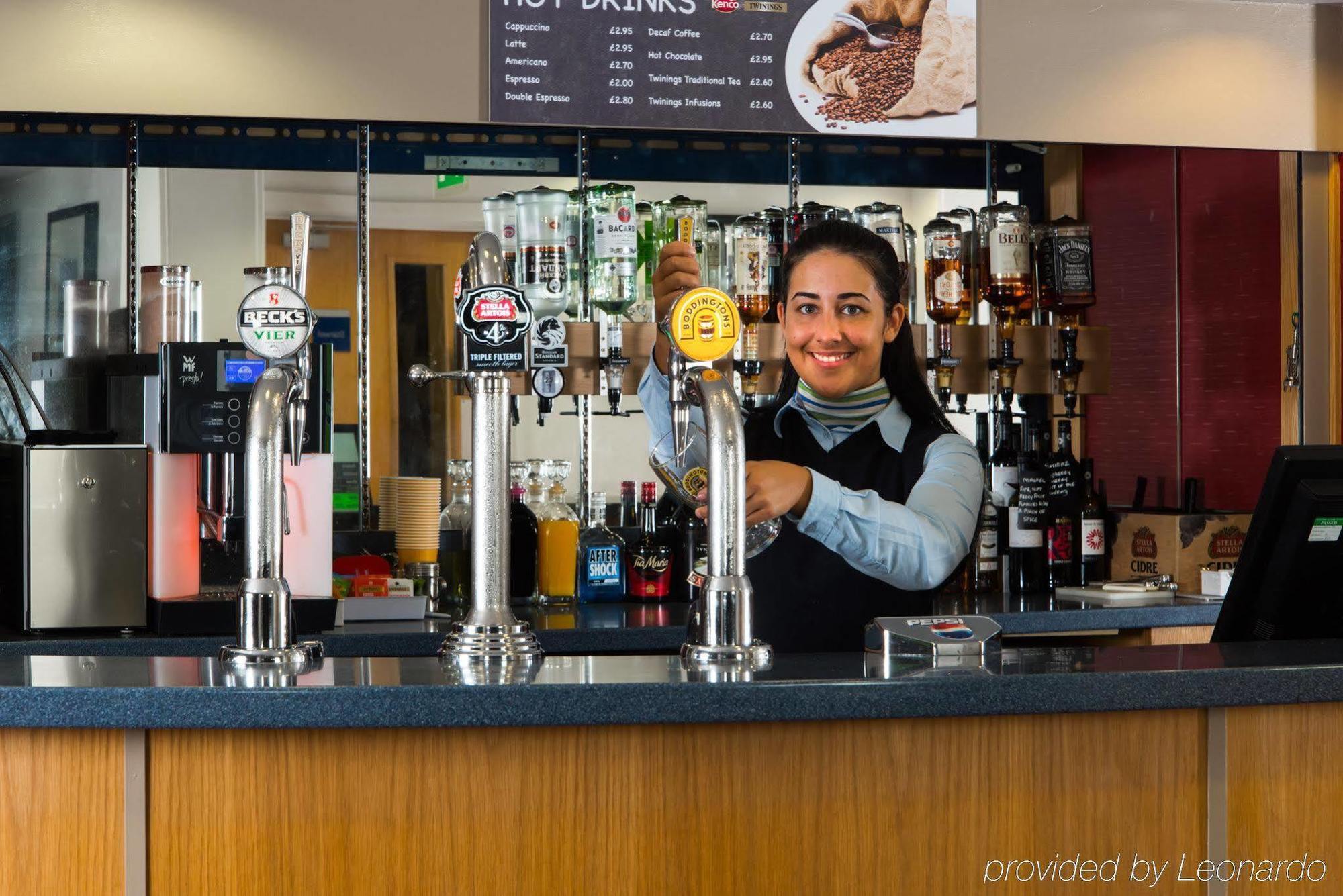 Holiday Inn Express Swansea East By Ihg Exterior foto